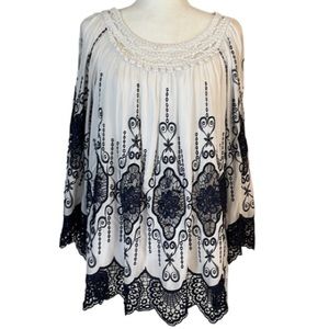 WOMEN’S BOHEMIAN STYLE EMBROIDERED LACED TOP SIZE: LARGE